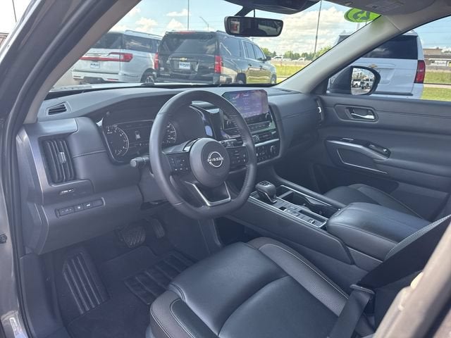 2025 Nissan Pathfinder SL