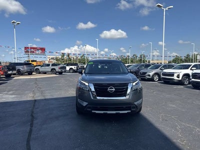 2025 Nissan Pathfinder SL