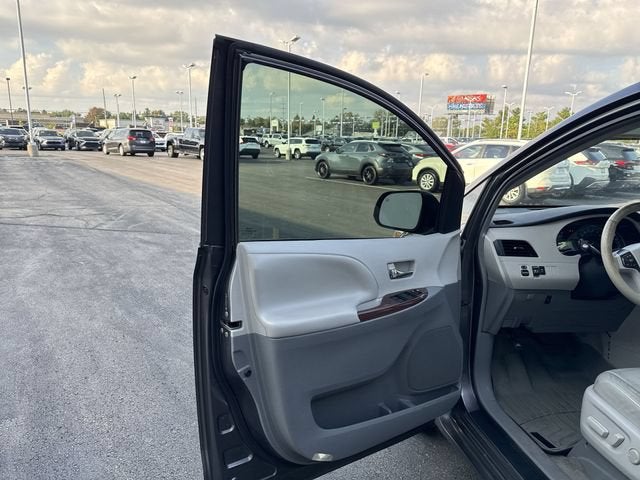 2012 Toyota Sienna XLE V6 8 Passenger