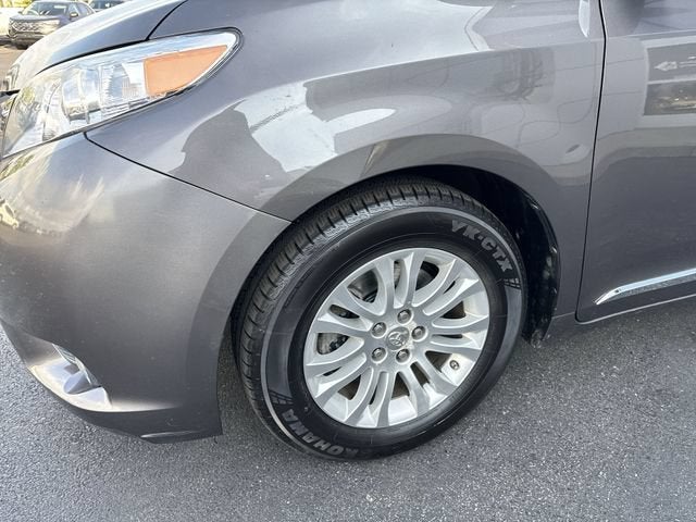 2012 Toyota Sienna XLE V6 8 Passenger