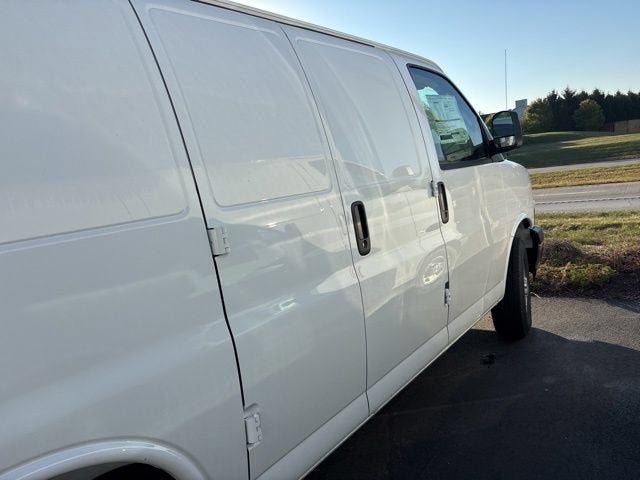 2025 Chevrolet Express Cargo WT
