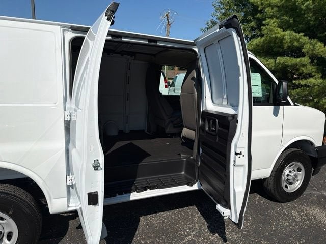 2026 Chevrolet Express Cargo 1WT