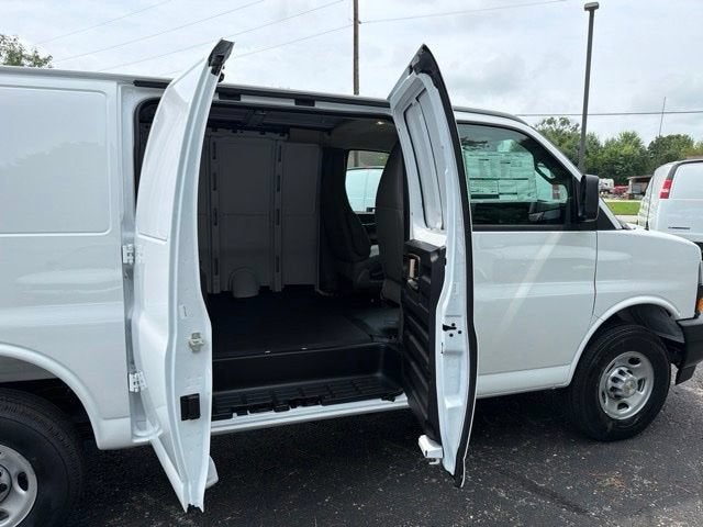 2026 Chevrolet Express Cargo 1WT