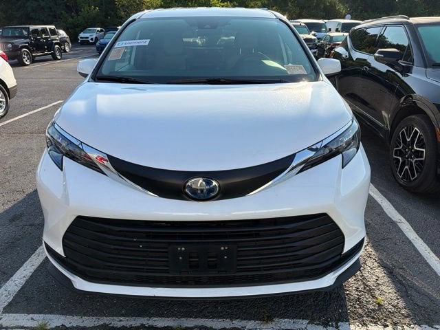 2025 Toyota Sienna LE