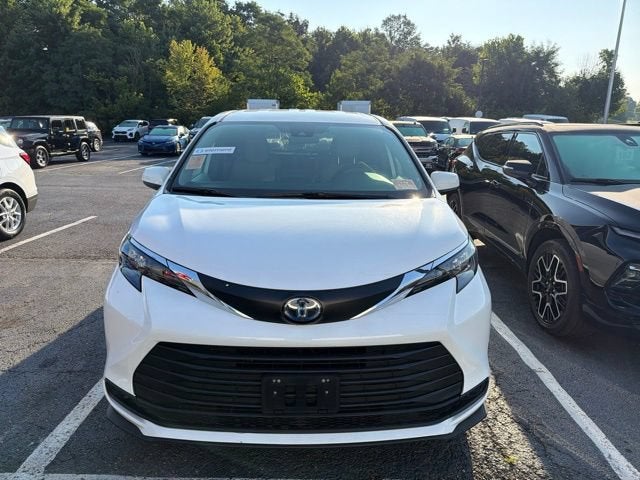 2025 Toyota Sienna LE