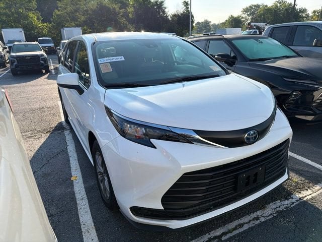 2025 Toyota Sienna LE